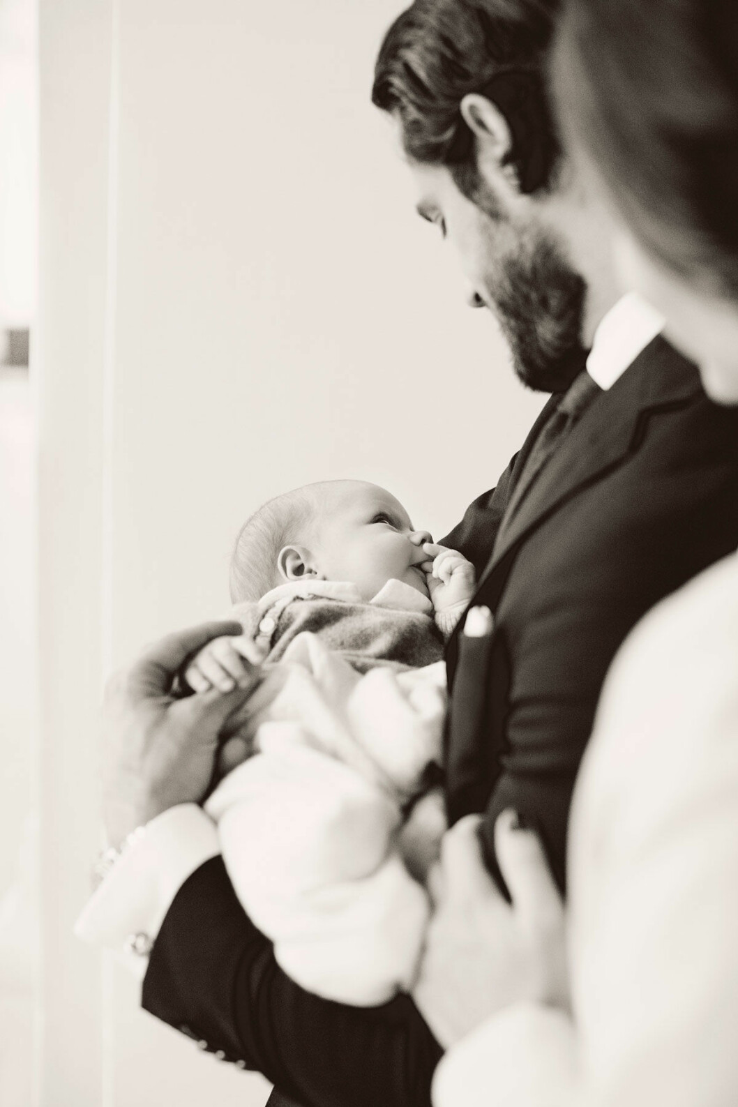 Vilken blick mellan prins Gabriel och pappa prins Carl Philip! prins gabriel 1 år