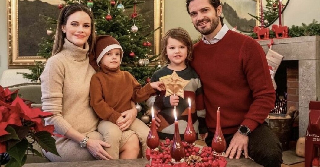 Prins Gabriel i mamma prinsessan Sofias knä, utklädd till pepparkaksgubbe. Prins Gabriel