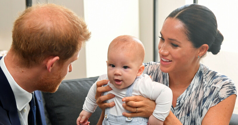 I Meghan Markle och prins Harrys podcast fick vi höra Archie prata för första gången. Prins Harry, Archie och Meghan Markle