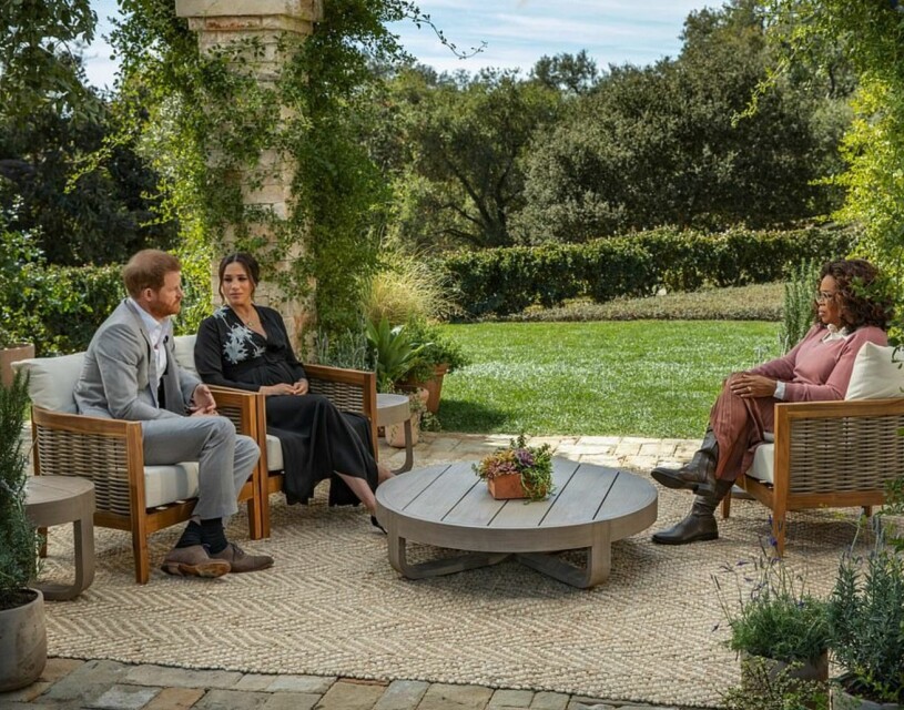 Det är oklart om intervjun är gjord på Meghans och Harrys egen terrass i Montecito, Kalifornien, eller om de befinner sig hemma hos en god vän. Prins Harry Oprah Winfrey Meghan Markle Oprah With Meghan And Harry – A Primetime Special