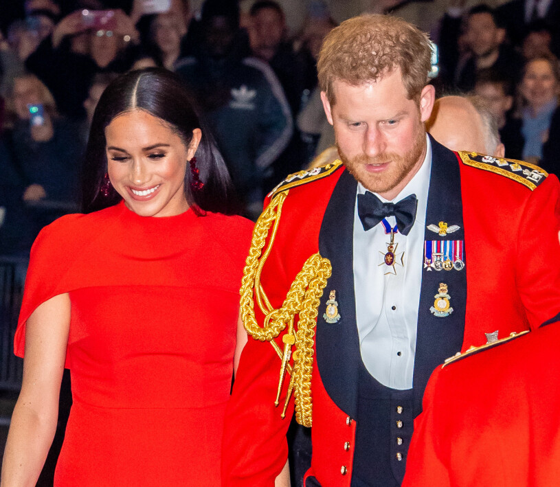 En uppgiven Harry bredvid en strålande Meghan i Royal Albert Hall, den 7 mars 2020. Prins Harry uniform Meghan Markle Megxit