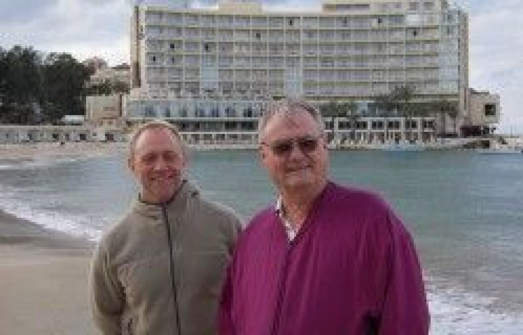 Prins Henrik på stranden. Prins Henrik reste med sina vänner.