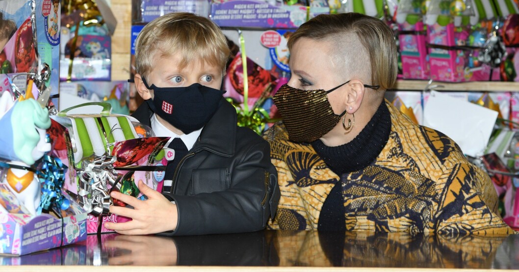 Prins Jacques med mamma. Prins Jacques Furstinnan Charlene mamma Ny frisyr Rakad skalle