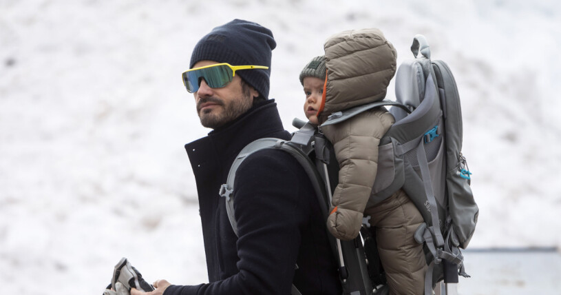 Prins Carl Philip med prins Julian på ryggen när han besökte Vasaloppet. Prins Carl Philip och prins Julian