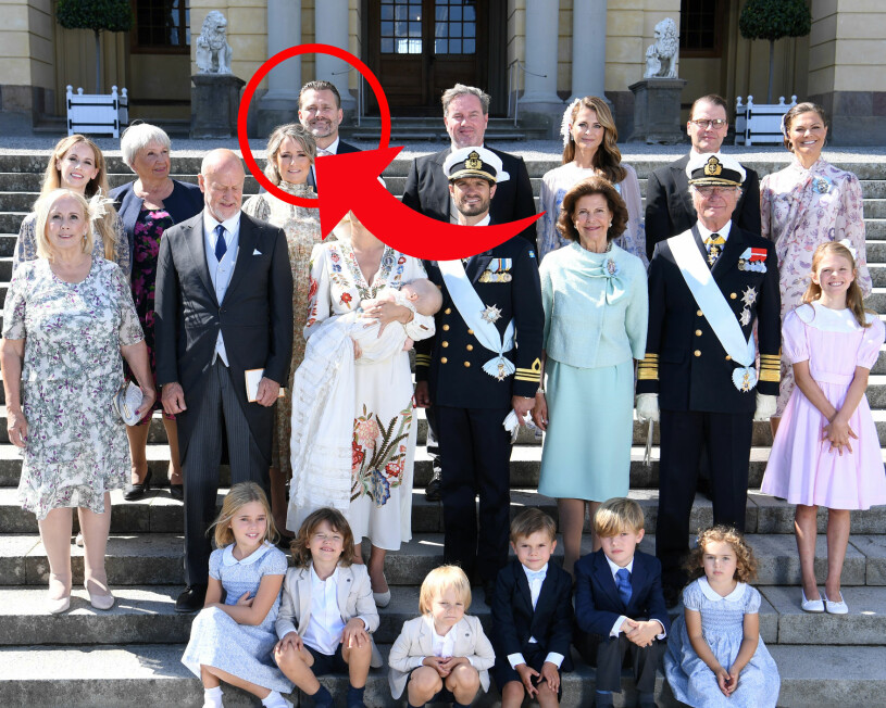 En doldis på den officiella dopbilden! Familjen Hellqvist med Kungafamiljen Prins Julians dop Drottningholms slott