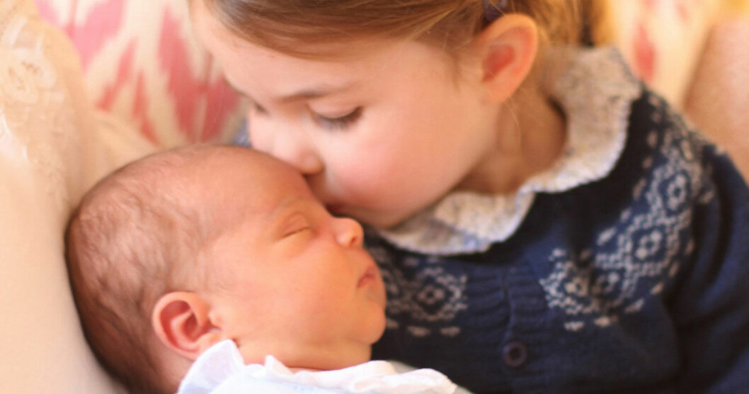 Prins Louis får en puss av prinsessan Charlotte!