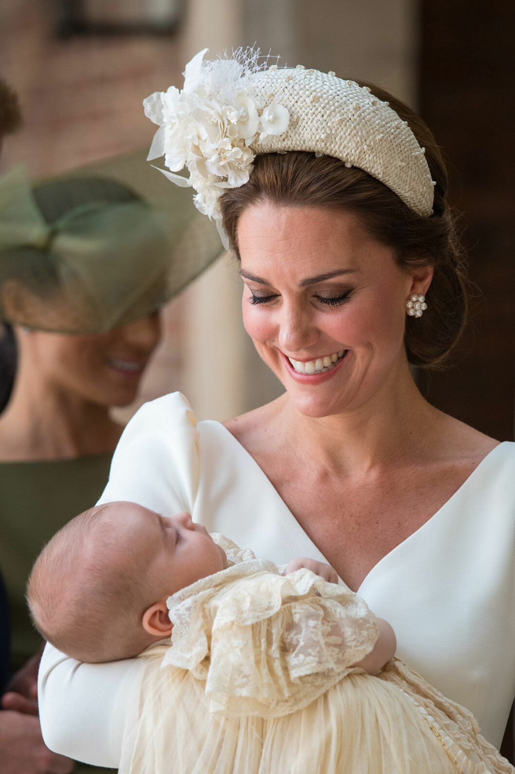 Hertiginnan Catherine med sonen Louis under dopceremonin. Hertiginnan Catherine med sonen Louis under dopceremonin.