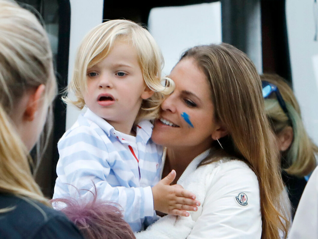 Bara fem år, men ger redan mamma komplimanger. Prins Nicolas.