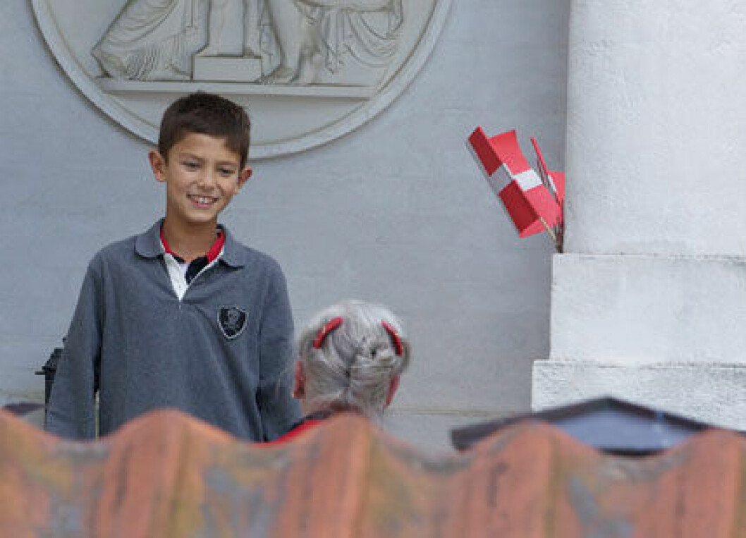 Prins Nikolai med sin farmor drottning Margrethe. Prins Nikolai med sin farmor drottning Margrethe.