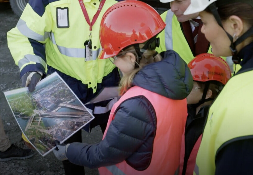 Estelle och Oscar fick möjlighet att ställa frågor under rundturen. Prins Oscar, prinsessan Estelle