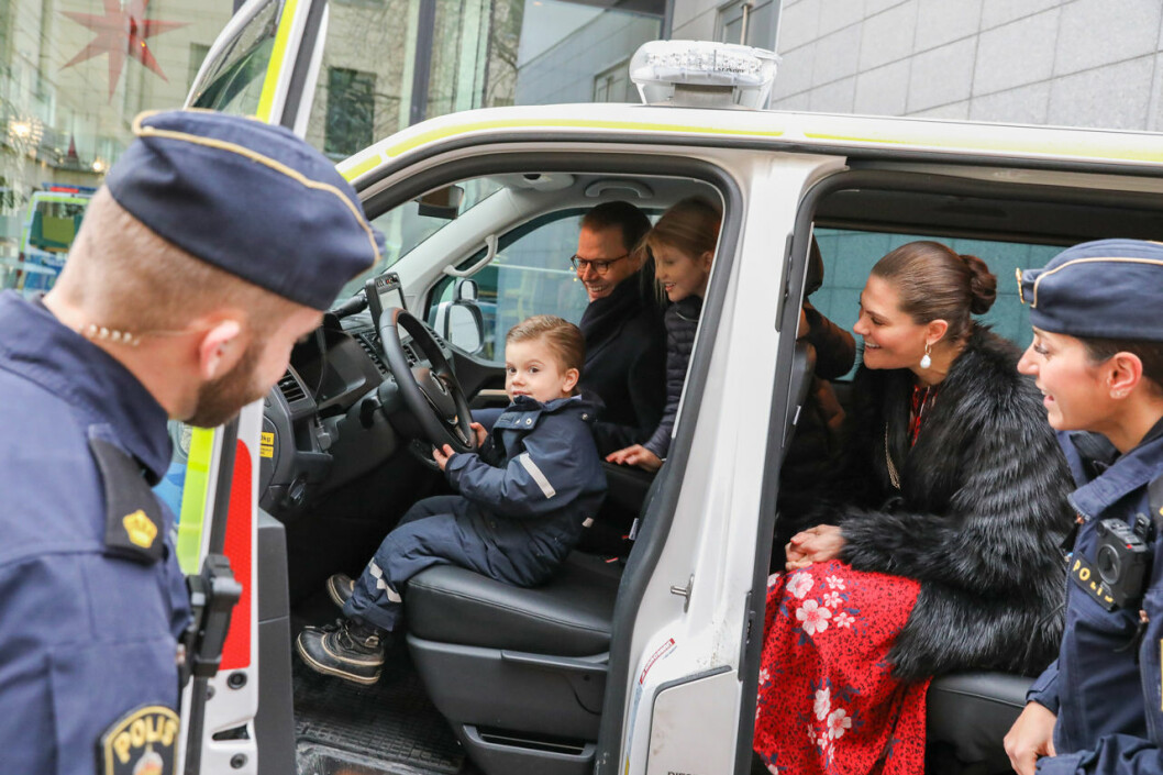 Vilken lycka – prins Oscar fick sitta bakom ratten på polisbussen. prins-oscar-norrmalmspolisen
