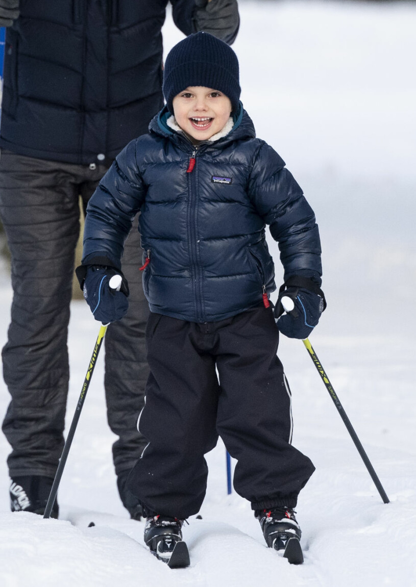 Blivande skidkung? Prins Oscar var inte ens två när han började i skidskola. Prins Oscar åker skidor
