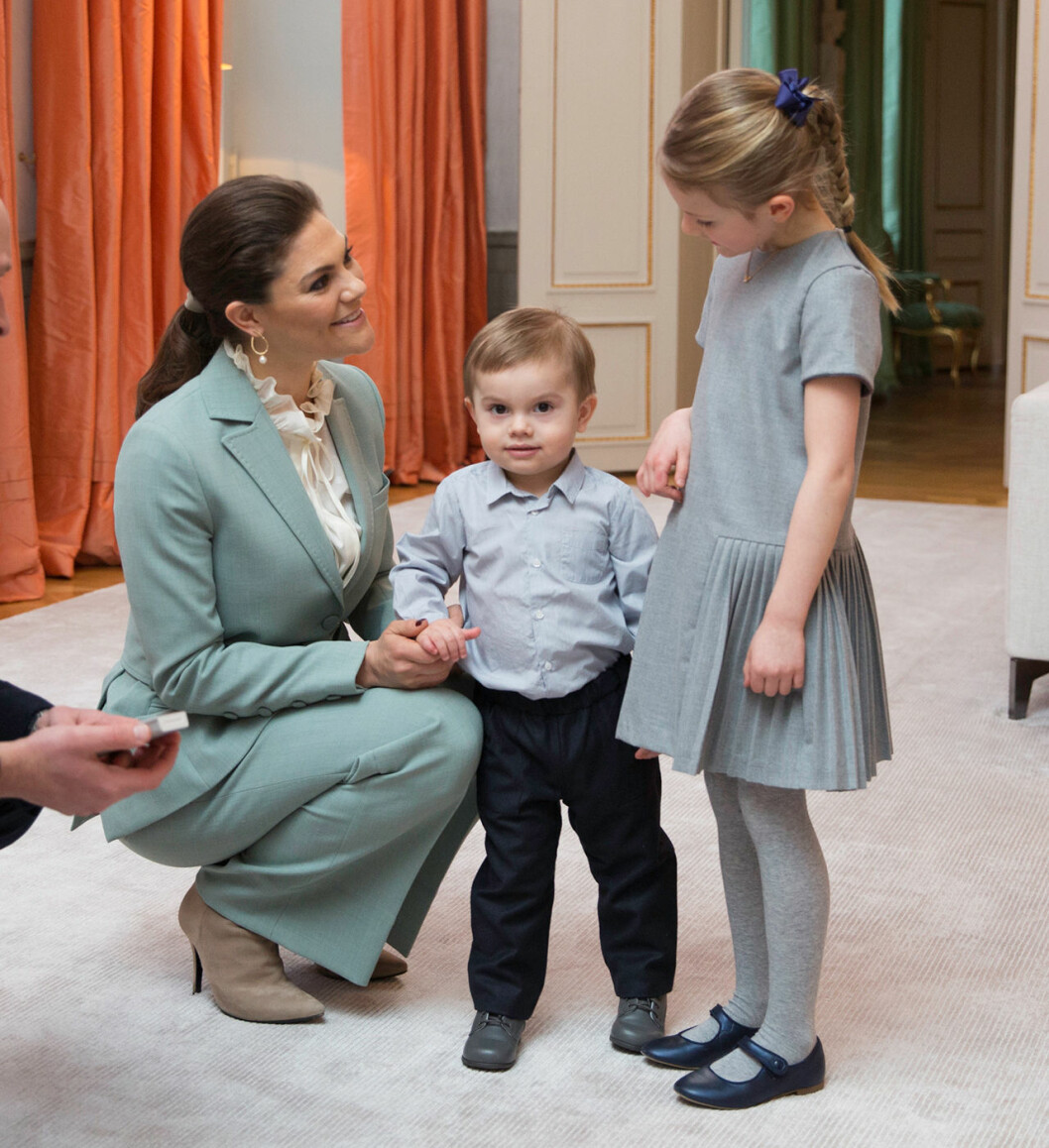 Prins Oscar riggad i finkostymen när Kate och William kom till Haga 2018 för att dricka te under sitt officiella besök i Sverige. prins-oscar-prinsessan-estelle-kronprinsessan-victoria-haga