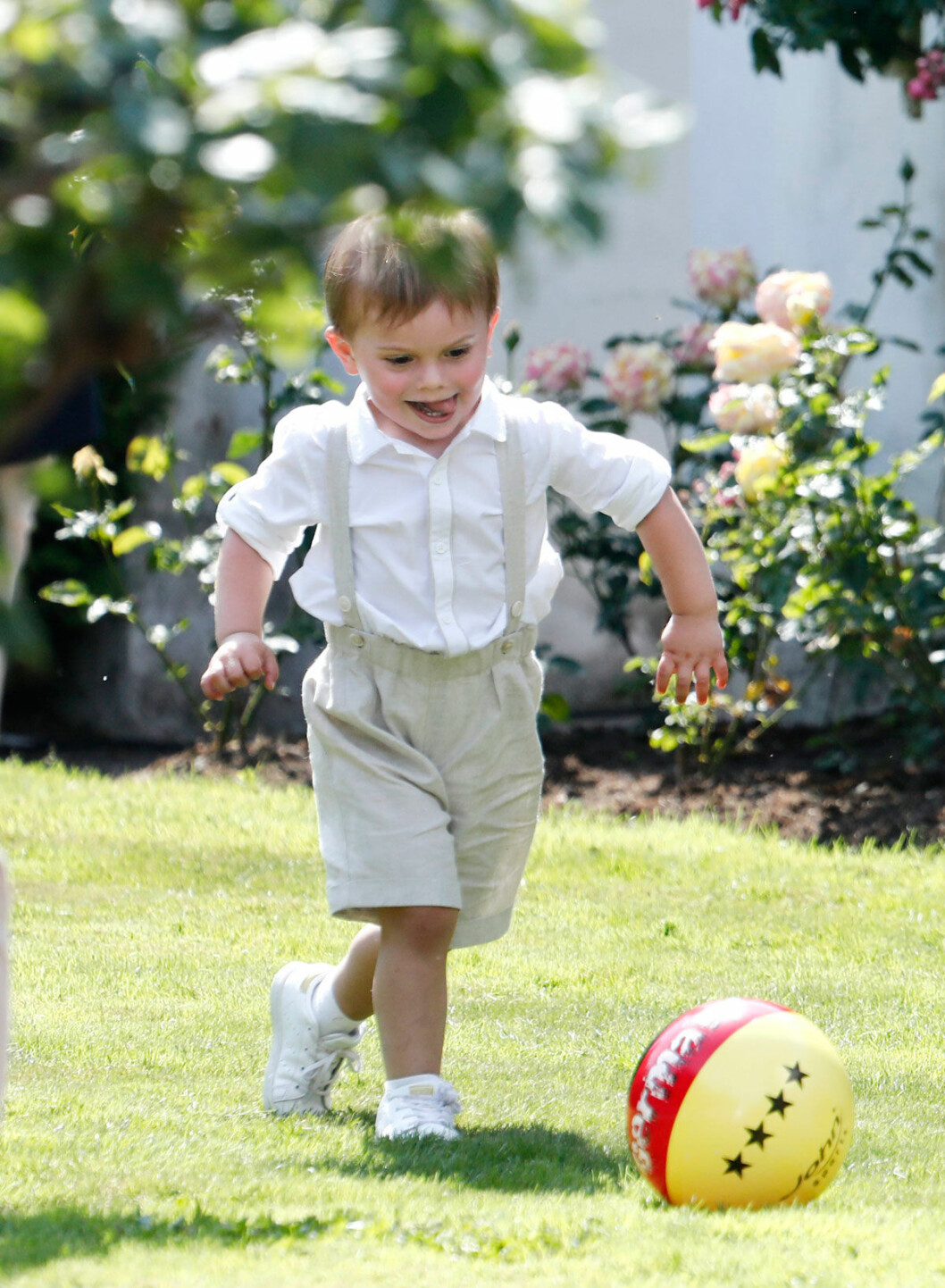 Lill-prins Oscar kunde inte släppa bollen över huvudtaget även om det var mammas födelsedag. Från Victoriadagen den 14 juli i somras. Lill-prins Oscar kunde inte släppa bollen över huvudtaget även om det var mammas födelsedag. Från Victoriadagen den 14 juli i somras.