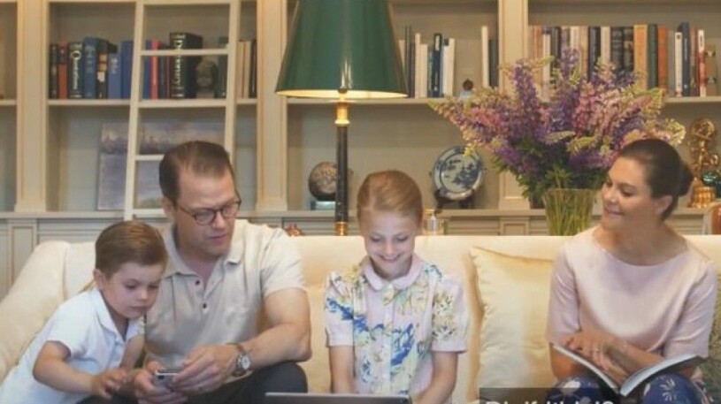 Familjemys i biblioteket på Haga, samma rum där Victoria och Daniel i dag tog emot sin gäst. Kronprinsessfamiljen på Haga slott