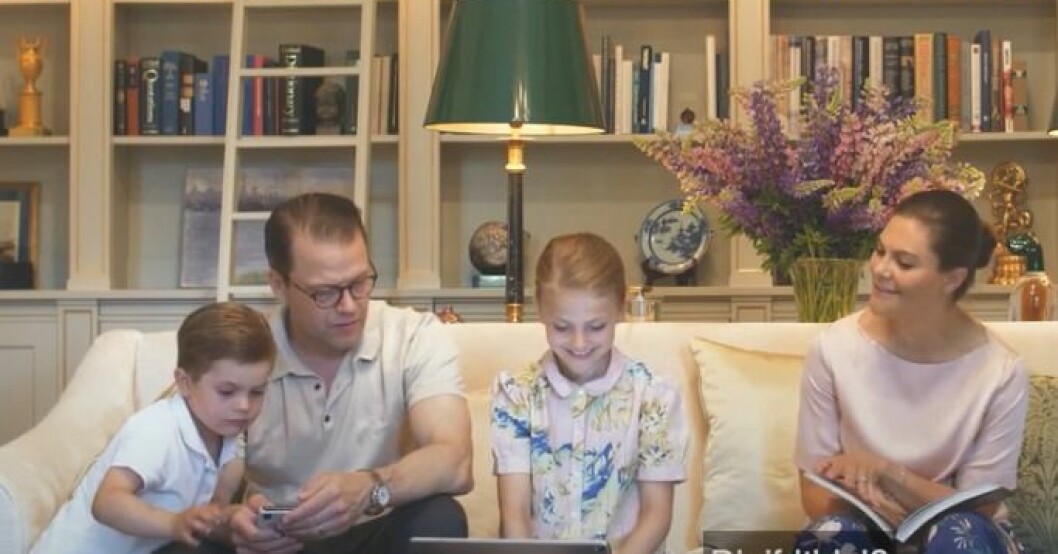 Victoria, Daniel, Oscar och Estelle: En rätt vanlig familj hemma i sin vita designsoffa. Prins Oscar Prins Daniel Prinsessan Estelle Kronprinsessan Victoria Haga slott Vardagsrum