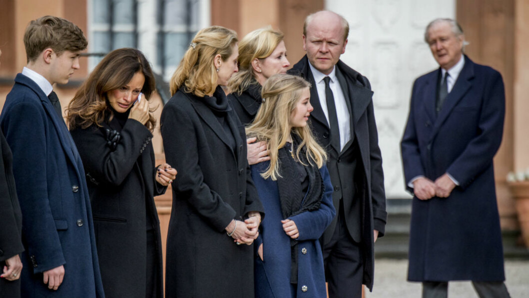 Carina Axelsson och svägerskorna prinsessan Nathalie och Alexandra tar farväl av prins Richard.