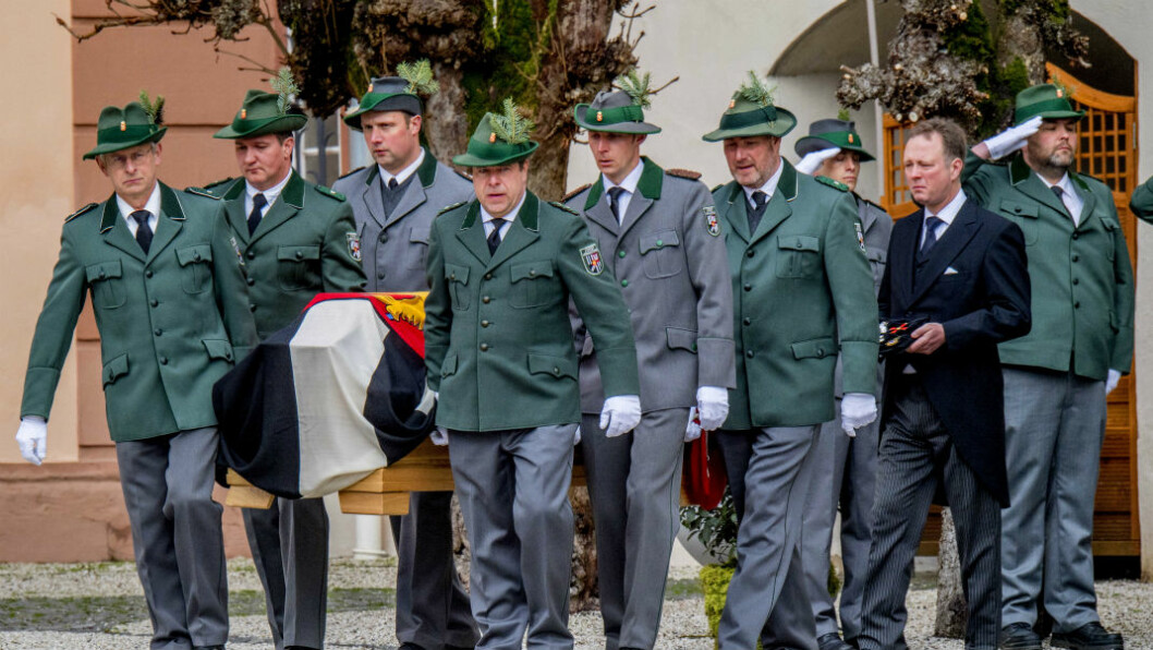 Prins Gustav gick strax bakom kistbärarna.