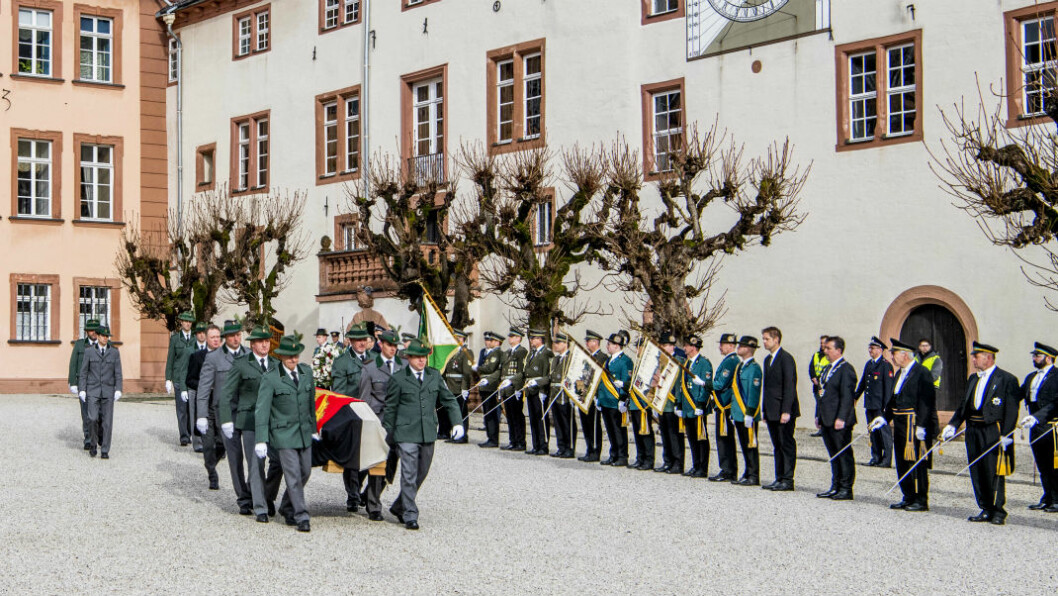 Kistan lämnar Berleburg slott.