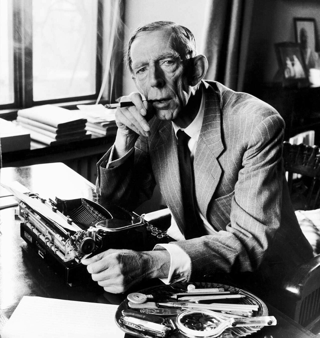 Prins Vilhelm (1884-1965) i sitt arbetsrum på Stenhammar. Kungen var bara 19 år när han tog över arrendet på Stenhammar efter sin farfars bror prins Vilhelm (1884-1965).