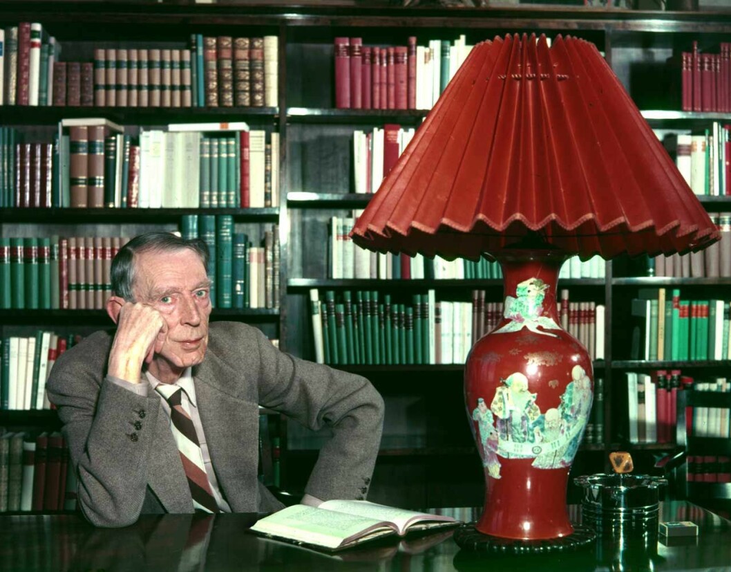 Prins Wilhelm i biblioteket på Stenhammar. Undrar du över släktskapet? Han var son till Gustaf V och bror till gamle kungen, Gustaf VI Adolf. Prins Wilhelm i biblioteket på Stenhammar. Han var son till Gustaf V och bror till gamle kungen, Gustaf VI Adolf.