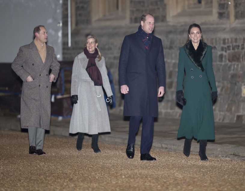 Prins William och hustrun Kate mötte upp prins Edward med hustrun Sophie för en julpromenad – i strid med coronareglerna.
