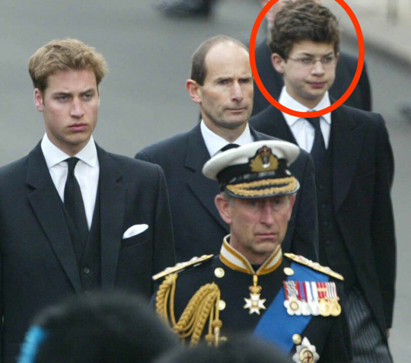 När drottningmodern begravdes gick den då 15-årige Simon Bowes-Lyon bredvid prins William bakom hennes kista. Simon Bowes-Lyon Lord Glamis Prins William Prins Charles Drottningmodern begravning