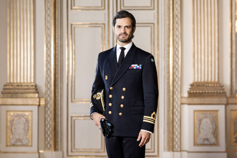 Det officiella födelsedagsporträttet på prins Carl Philip. Prins Carl Philip i uniform