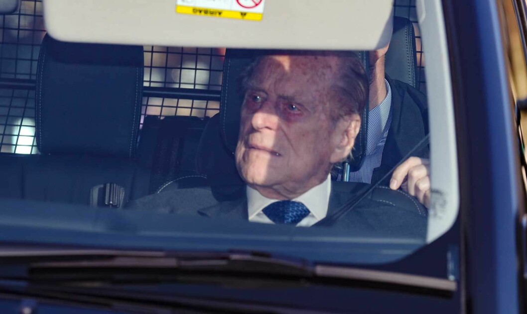 Prins Philip ska ha blivit bländad av solen och missade Kian som kom åkandes mot korsningen. Prins Philip krockade.