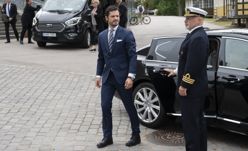 Prins Carl Philip dyker upp utan Sofia under kungligt besök!