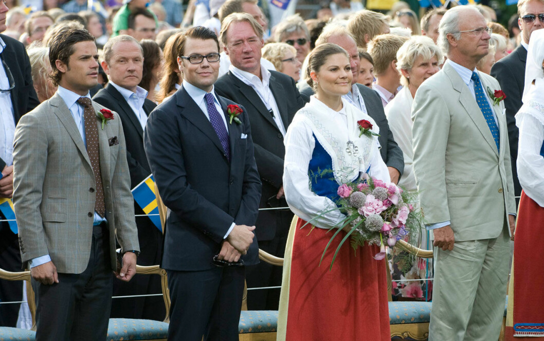 Prins Daniel, något nervös, på sin allra första Victoriadag. prins daniel