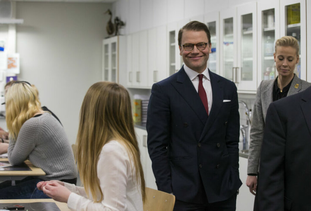 Prins Daniel när han besökte sin gamla skola Perslundaskolan i februari. Prins Daniel