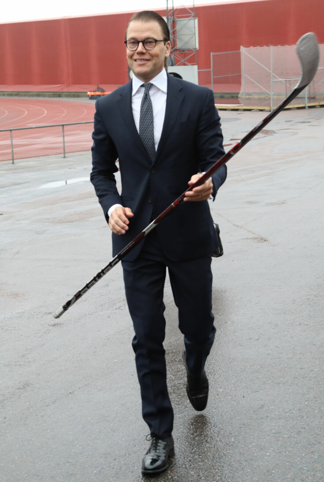 Prins Daniel lämnade in sin gamla hockeyklubba.