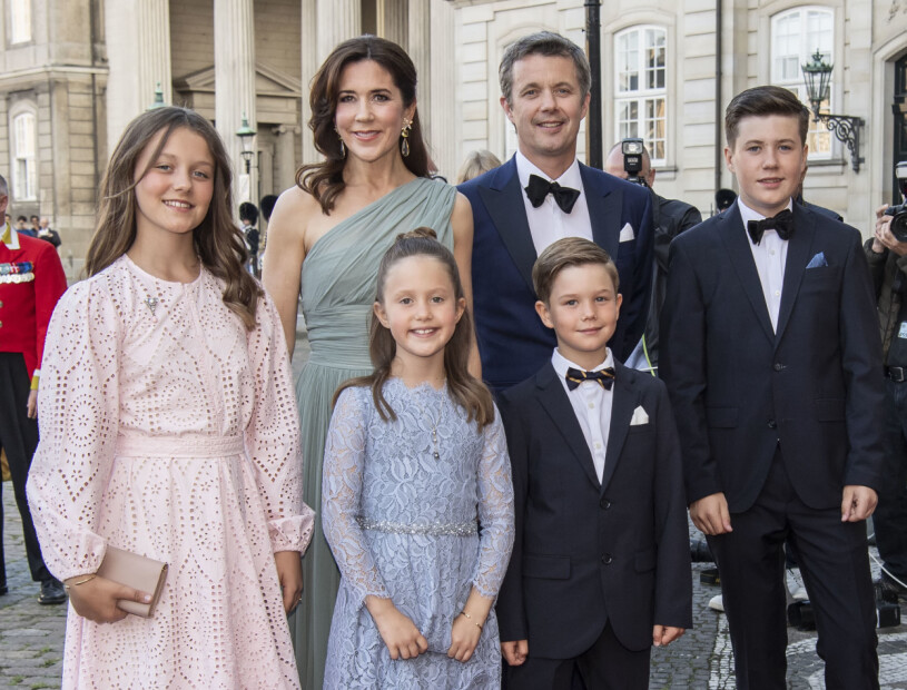 Kronprinsessan Mary och kronprins Frederik med sina barn. Prinsessan Isabella längst till vänster och prins Christian längst till höger. Prinsessa Isabella Kronprinsessan Mary Kronprins Frederik Prinsessan Josephine Prins Vincent Prins Christian