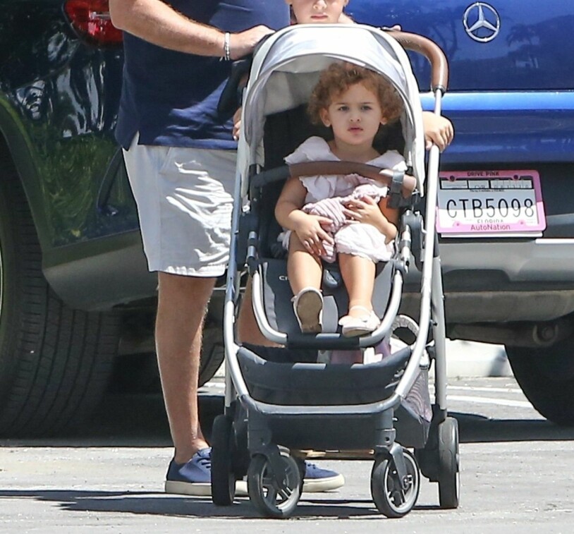 Prinsessan Adrienne i sin UPPAbaby Cruz med solsufflett. Prinsessan Adrienne i en UPPAbaby Cruz med solsufflett.
