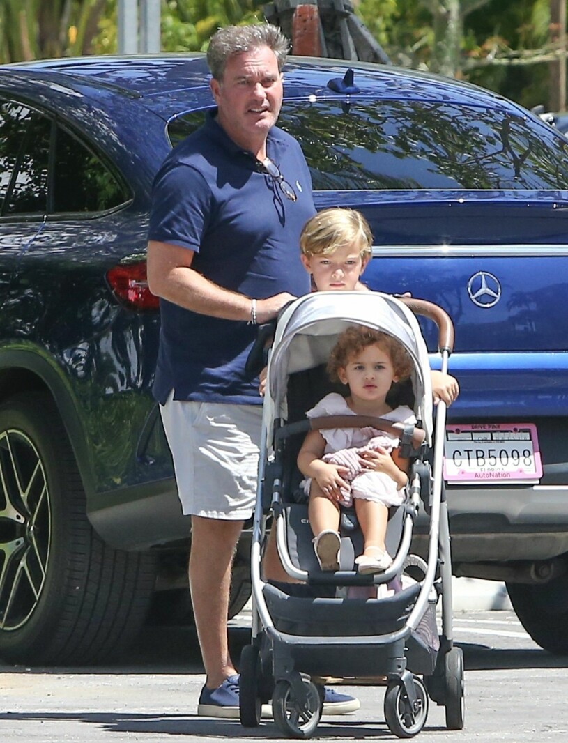 Chris med sin dyrbara last: Prinsessan Adrienne i vagnen och prins Nicolas på ståbrädan. Prinsessan Adrienne Prins Nicolas Chris O’Neill Miami 2020