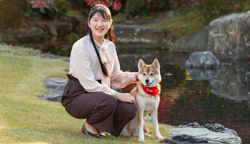Prinsessan Aiko med hittehunden Yuri. Prinsessan Aiko av Japan Hunden Yuri