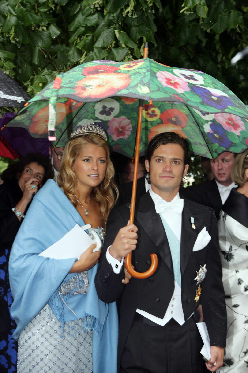 Ett fantastiskt bröllop – men otur med vädret! Regnet strilade över Madeleine och Carl Philip.
