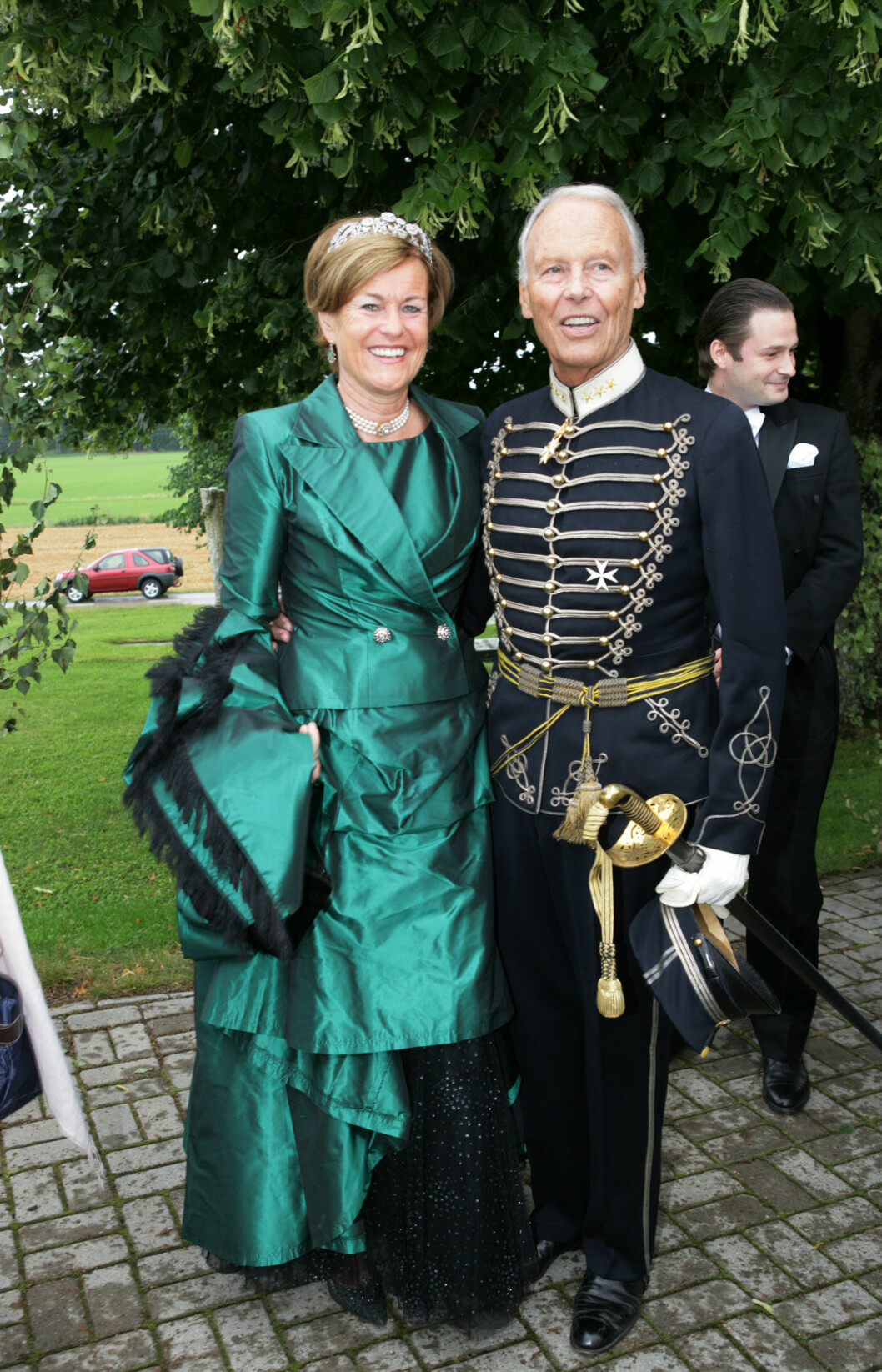 Hans Ulrik och Marianne von der Esch är nära vänner med brudens familj. Notera Hans Ulriks magnifika kavalleriuniform. Hans Ulrik och Marianne von der Esch