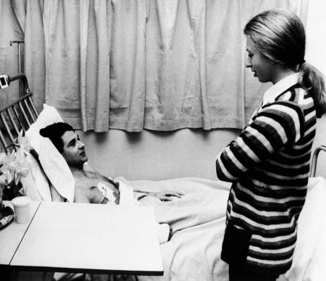 Prinsessan Anne besöker inspektör James Baton på sjukhuset 1974 efter kidnappningsförsöket mot Anne. Prinsessan Anne på sjukhuset