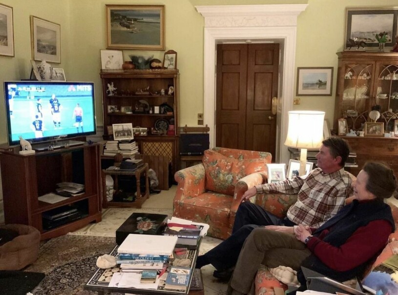 Prinsessan Anne myser i soffan med sin man Tim. Prinsessan Anne Tim Laurence Gatcombe Park vardagsrum tv-rum