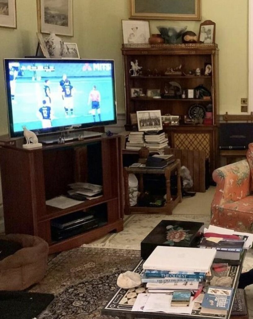 Cosy! Så bor man i den brittiska kungafamiljen. Prinsessan Anne tv-rum Gatcombe Park hemma hos