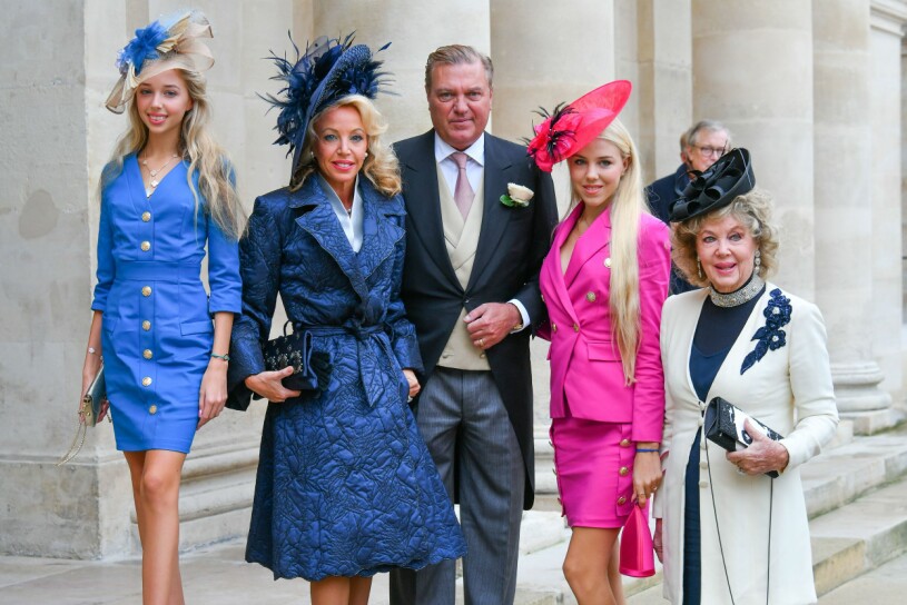 Prinsessan Camilla med sin man prins Carlo, överhuvud för det italienska furstehuset Bourbon-Deux Siciles, och döttrarna Chiara och Carolina. Till höger mamma Edoarda. Prinsessan Camilla Prins Cato Prinsessan Chiara Prinsessan Carolina Edoarda Crociani
