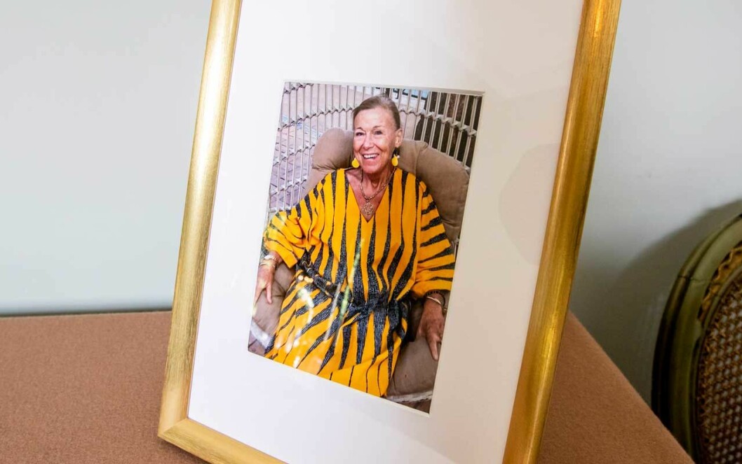 Kondoleansbordet, med fotot på Christina i sin solgula klänning. Kondoleansfotot av holländska prinsessan Christina.