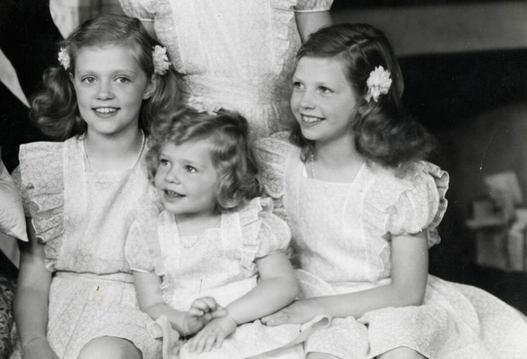 I mitten av sina systrar syns prinsessan Christina som barn. Med samma runda kinder och bulliga näsa som mamma Sibylla hade som barn. prinsessan-christina-ibl