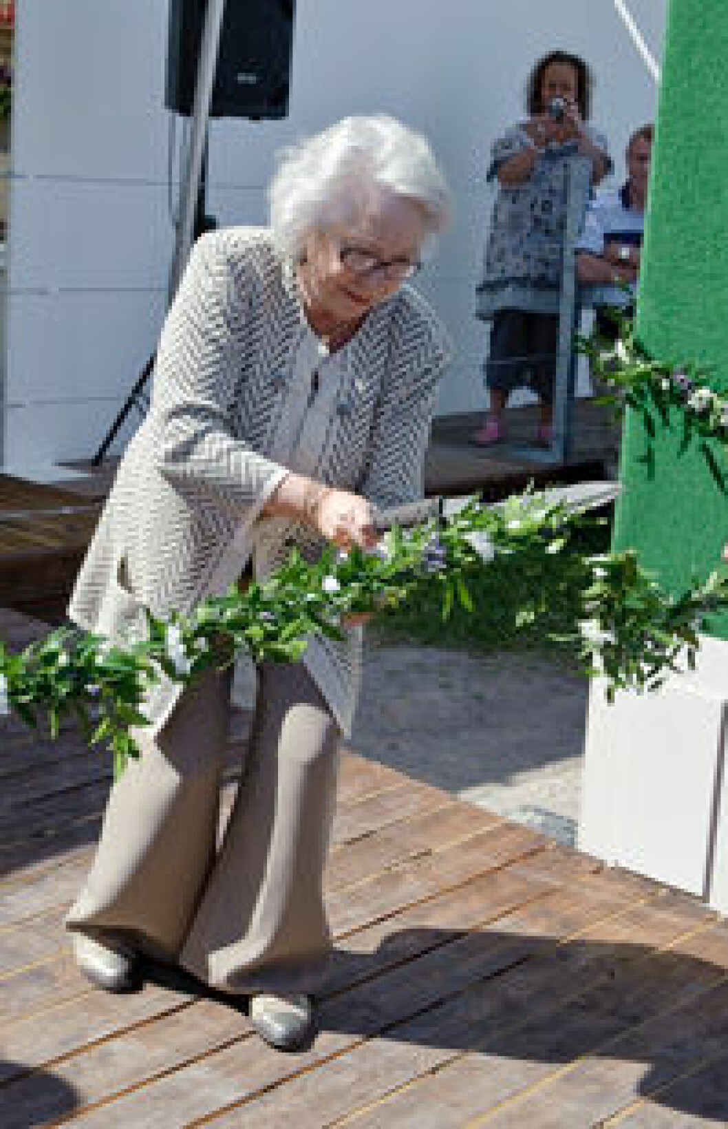 Prinsessan Christina klippte itu ett blomsterband. Prinsessan Christina klippte itu ett blomsterband.