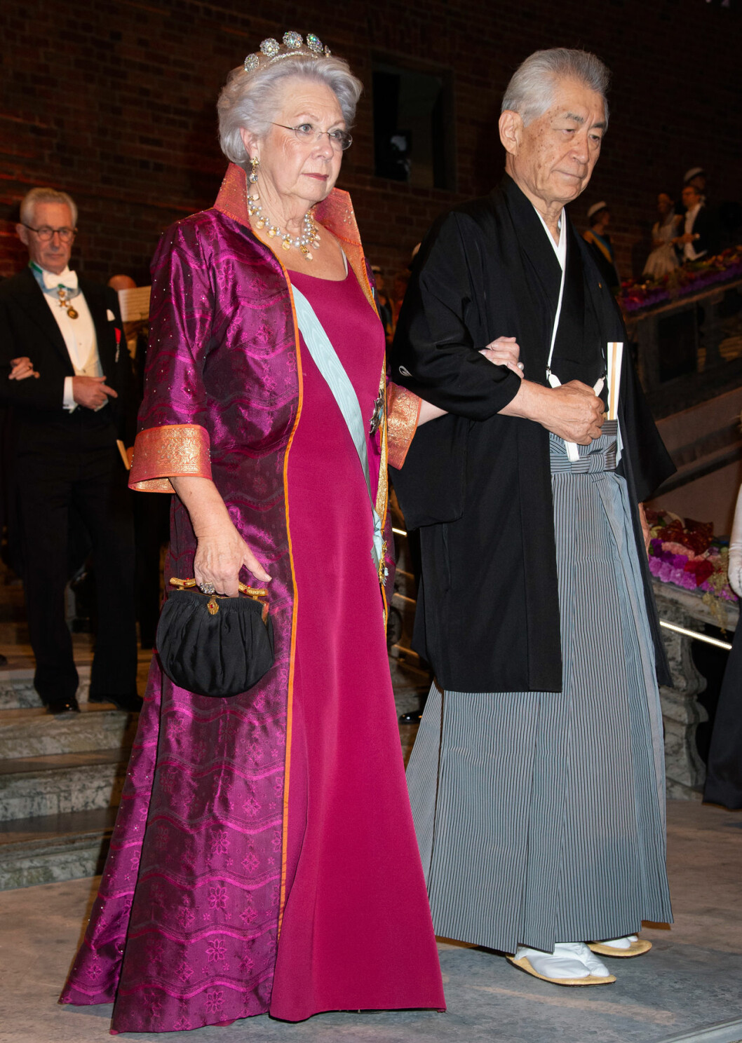 Prinsessan Christina i cerise och orange på Nobelfesten 2018. Allt matchat med kungafamiljens anrika knappdiadem. Bordskavaljer var Tasuku Honjo, Nobelpristagare i medicin. Prinsessan Christina på Nobelfesten 2018