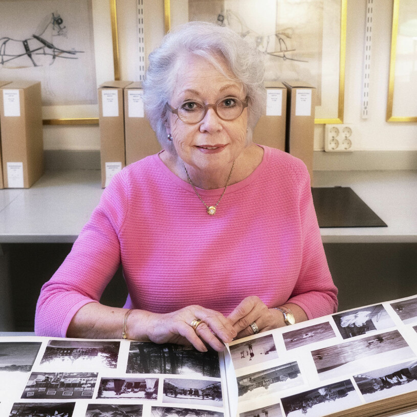 Prinsessan Christina med ett av alla fotoalbum som hon gick igenom under sitt arbete med boken. Prinsessan Christina Boken om kronprinsessan Margareta Hon kallades Daisy