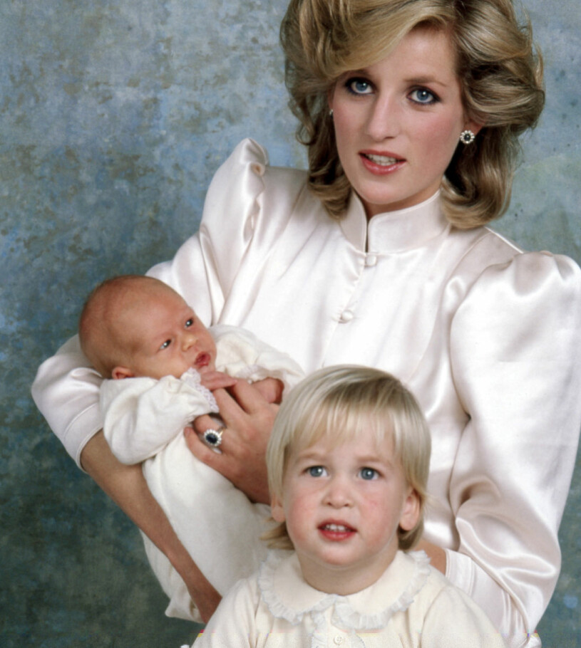Prinsessan Diana med sin nydöpta son Henry/Harry. Längst ner tittar prins William fram. Prinsessan Diana Prins Harry Dop 1984 Prins William