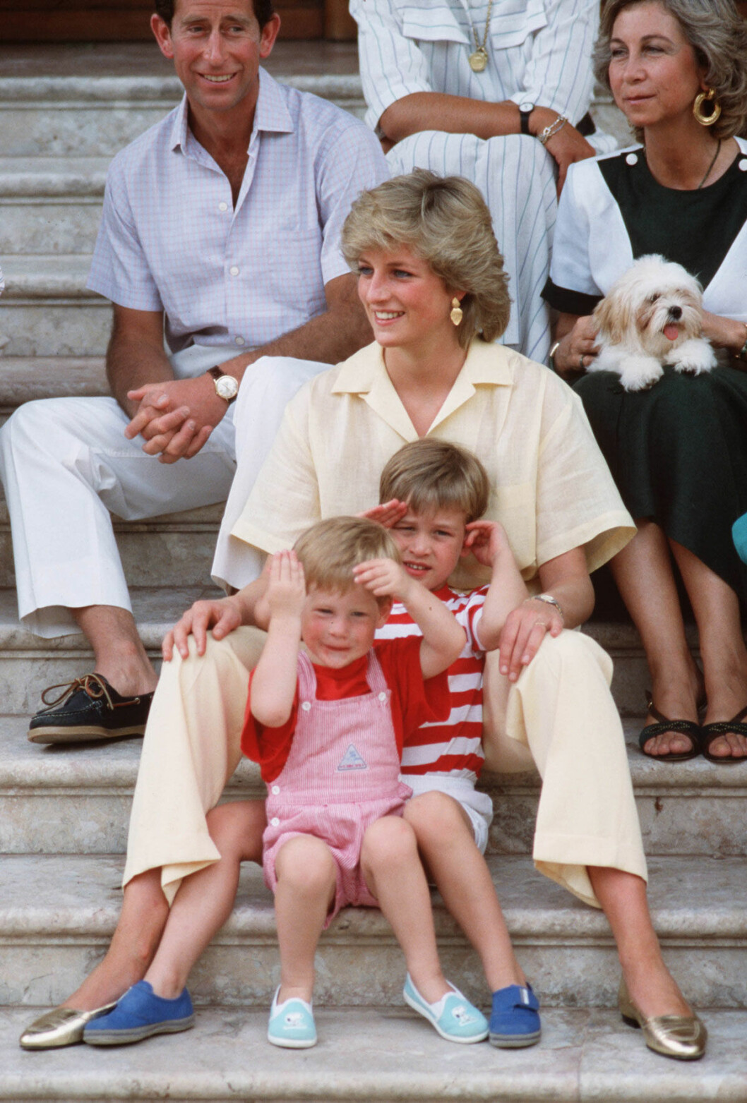Prins Charles, prinsessan Diana, prins William och prins Harry på semester i Mallorca, augusti 1987.